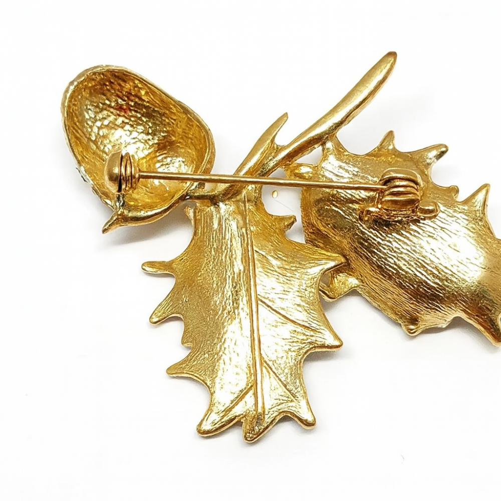 A spectacular brooch with acorns and bright green leaves, decorated with sparkling rhinestones (6532)