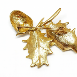 A spectacular brooch with acorns and bright green leaves, decorated with sparkling rhinestones (6532)