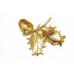 A spectacular brooch with acorns and bright green leaves, decorated with sparkling rhinestones (6532)