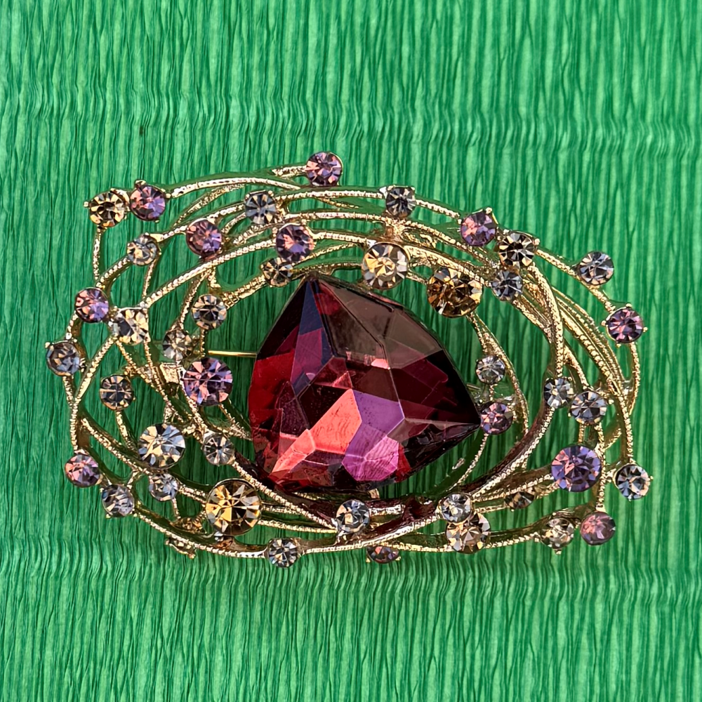 Brooch with a large burgundy crystal and a scattering of decorative stones (6702)