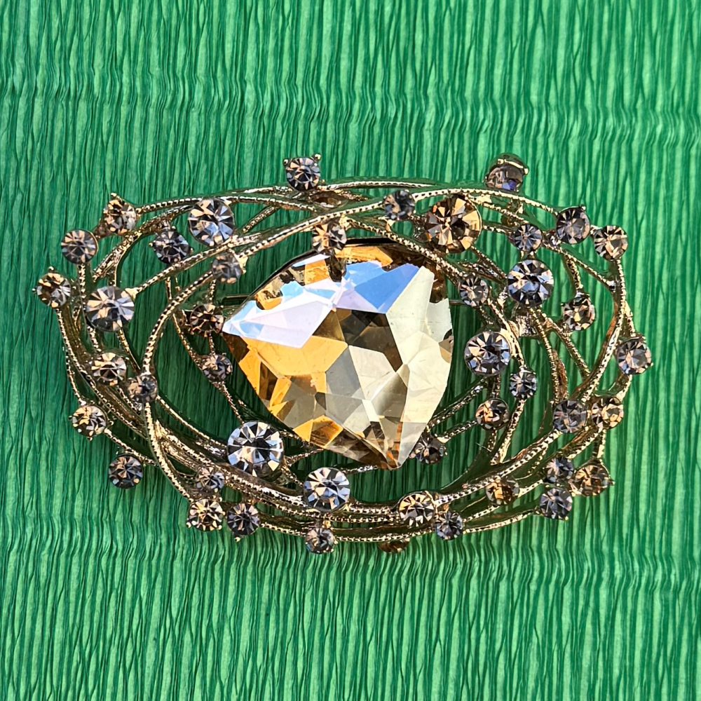Brooch with a large golden crystal and a scattering of decorative stones (6704)