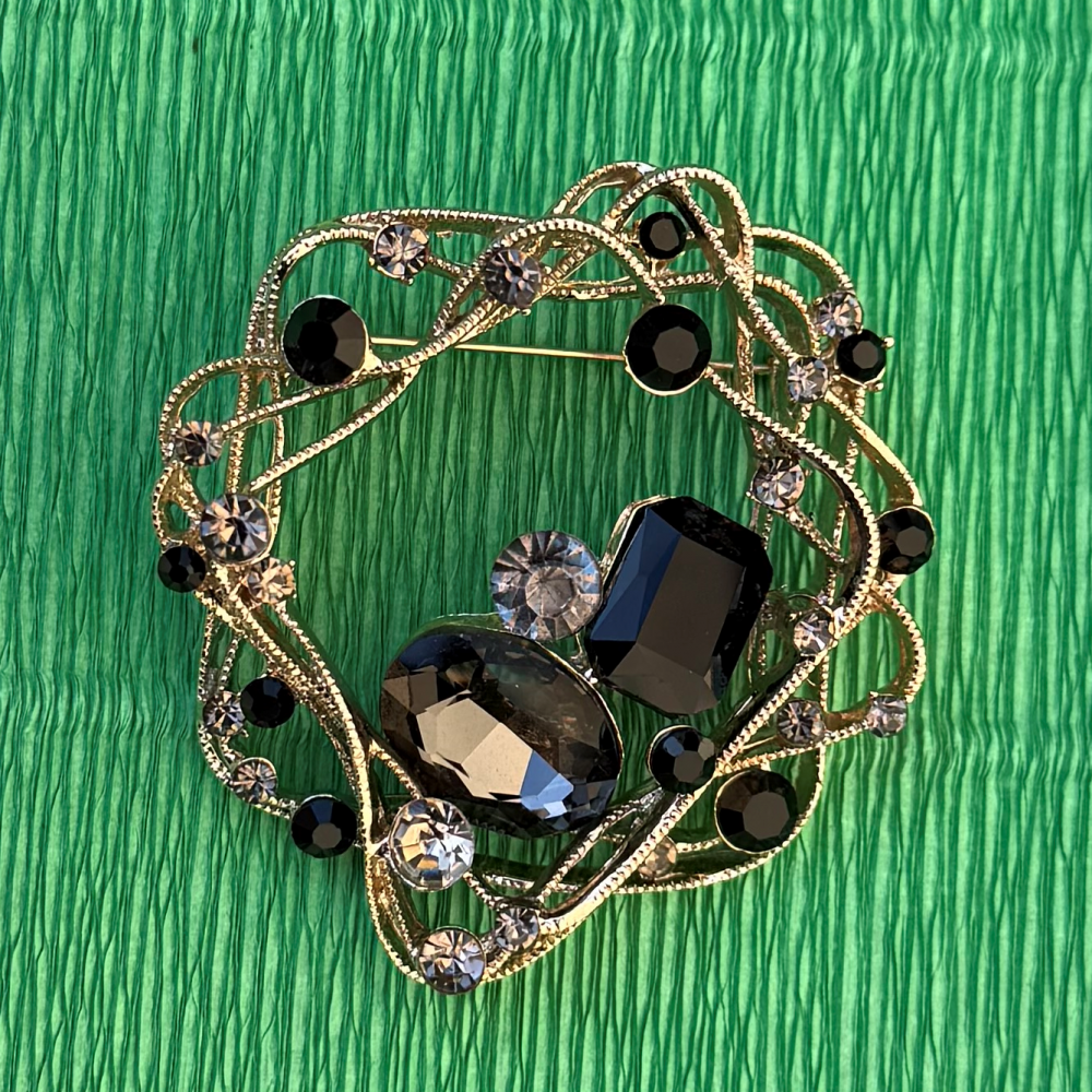 Brooch with large black and clear crystals in an elegant gold setting (6705)