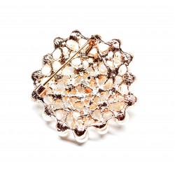 Circular brooch decorated with pearls and clear crystals. (6709)