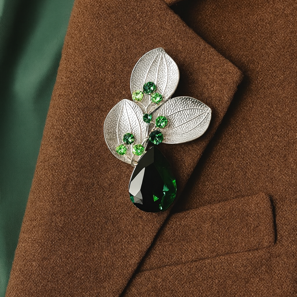 Brooch ‘Leaves with Emeralds’ (6721)
