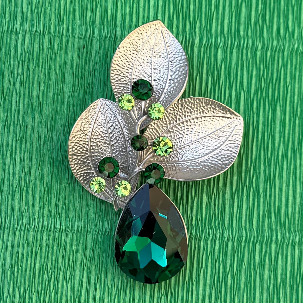 Brooch ‘Leaves with Emeralds’ (6721)