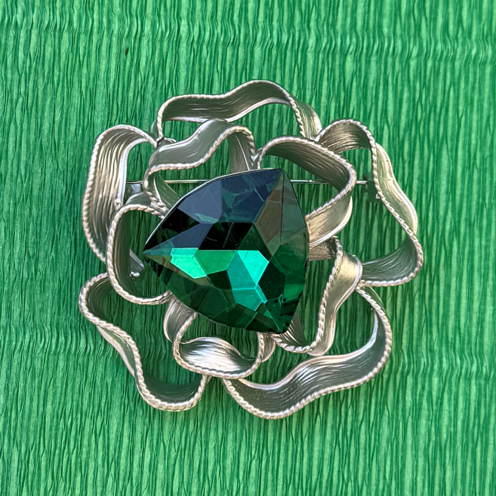 Brooch ‘Silver Rose with Emerald’ (6739)