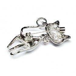 An elegant brooch in the shape of a white cat — a stylish and delicate accessory with sparkling rhinestones and a cute pink bow. (6745)