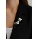 An elegant brooch in the shape of a white cat — a stylish and delicate accessory with sparkling rhinestones and a cute pink bow. (6745)