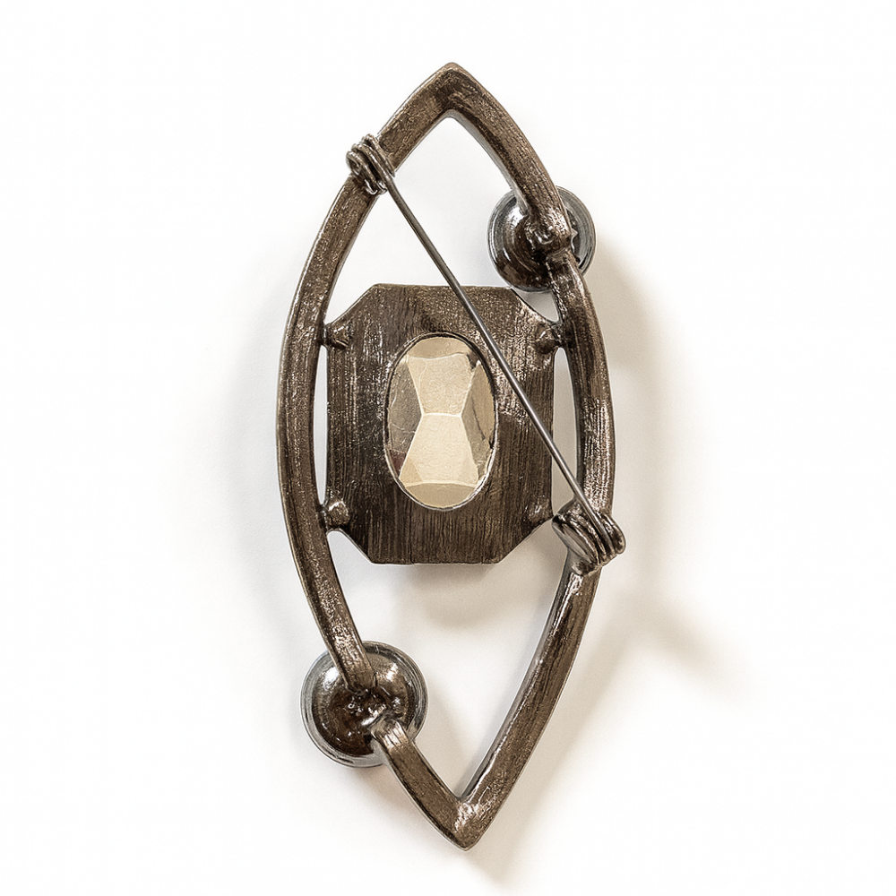 Brooch with burgundy stone (6900)