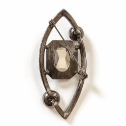 Brooch with burgundy stone (6900)