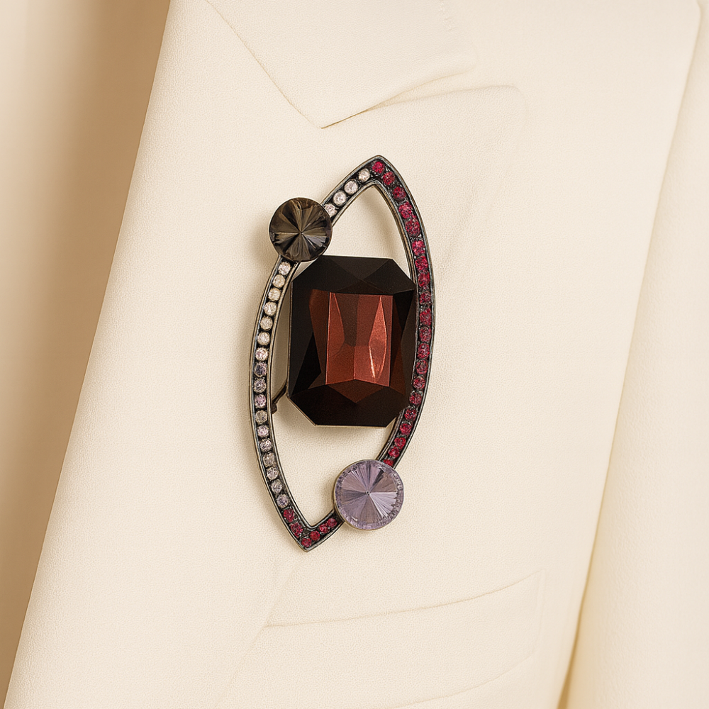 Brooch with burgundy stone (6900)