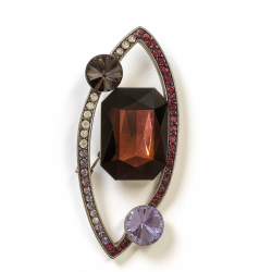 Brooch with burgundy stone (6900)