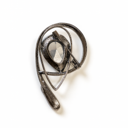 Brooch with burgundy stone (6902)