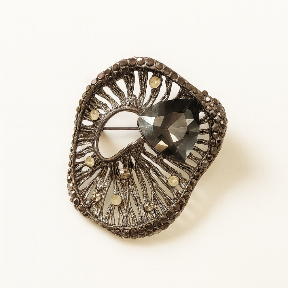 Brooch with black stone (6904)