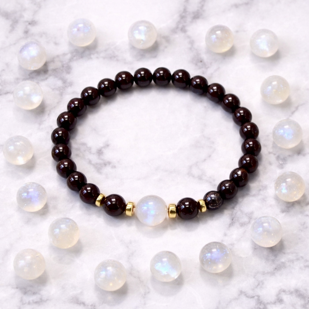 Bracelet made of Garnet, Moonstone and Hematite